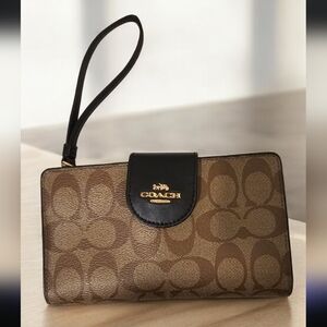 NWOT Coach Signature Khaki & Black Wristlet Wallet With Gold Coach Logo